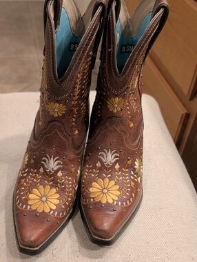 Size 8.5 Women's Durango Brown Embroidered Ankle Boots with Floral Detail